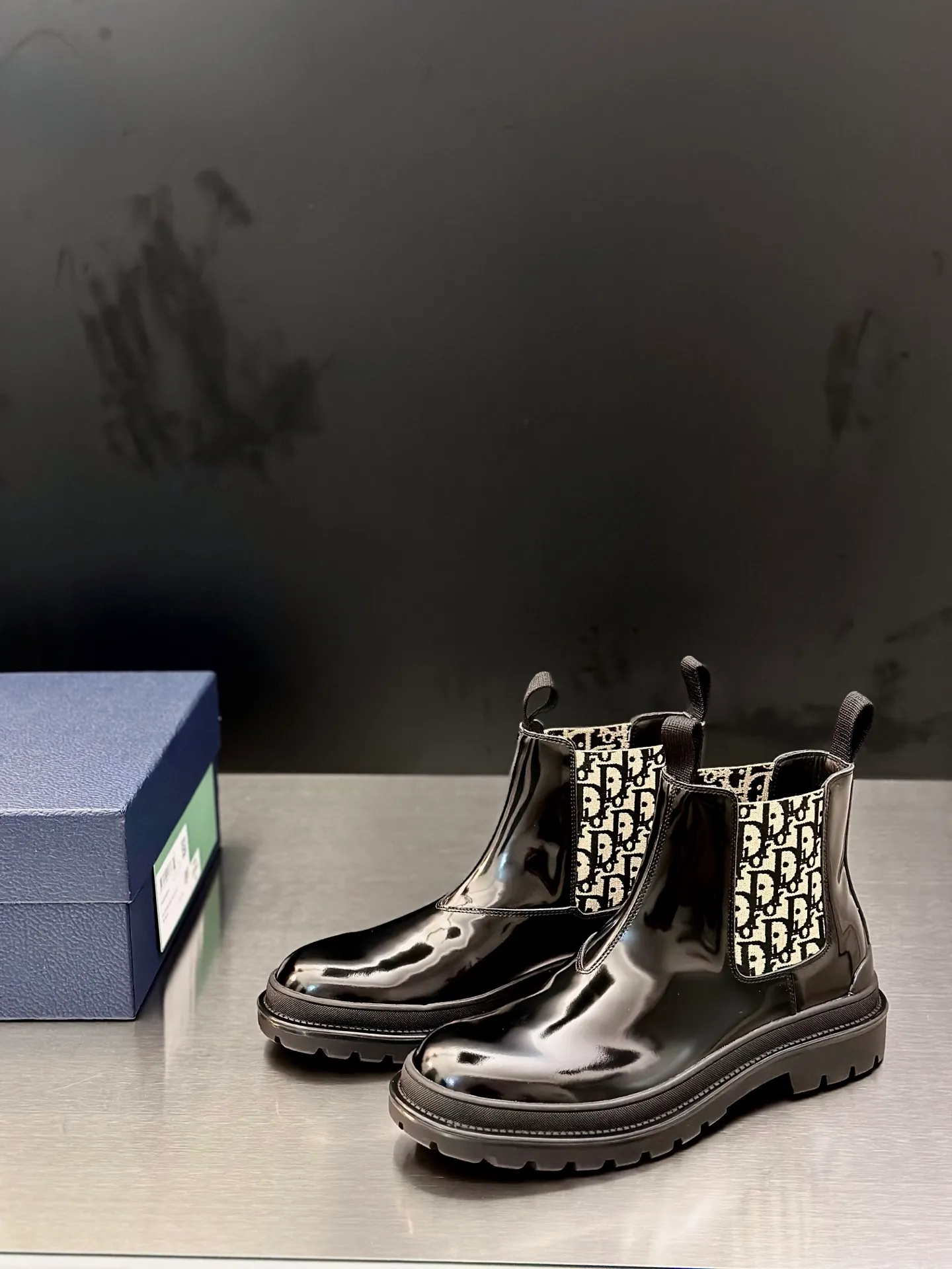 Men's shoes 💰920 Dior Dior high-top sneakers, top-quality goods produced in Dongguan, show version, leading counter trial style, Nappa cowhide material, light and breathable, soft and comfortable, easier to put on and take off, calfskin leather edging, distinctive sports style, genuine leather tongue Dior letter badge, showing the brand style, lightweight embossed pattern rubber sole, light and genuine leather feet, with original packaging Size: 39-40-41-42-43-44 (45, 46 customized) leather shoe size